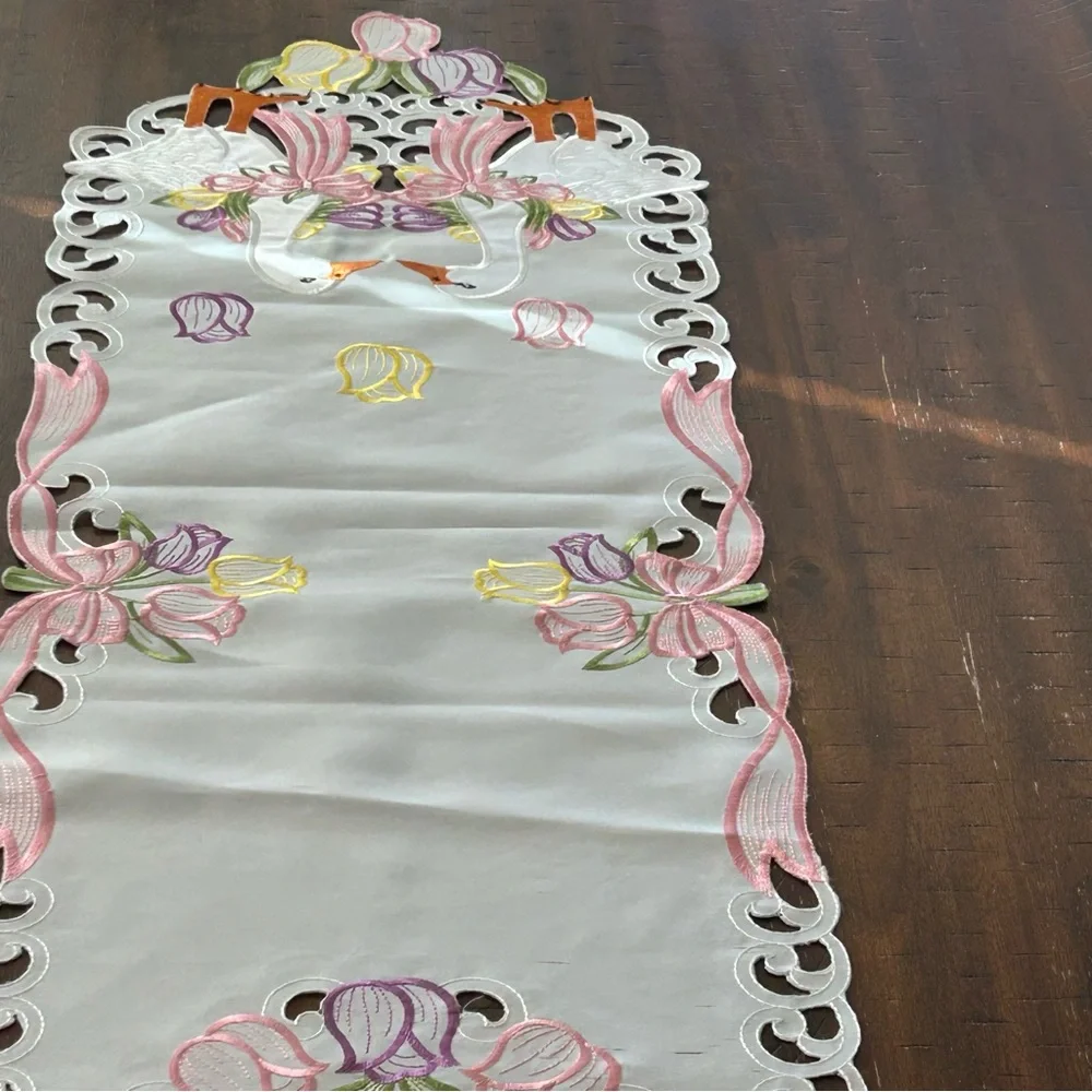 Embroidered Goose Table Runner with Floral Design‎